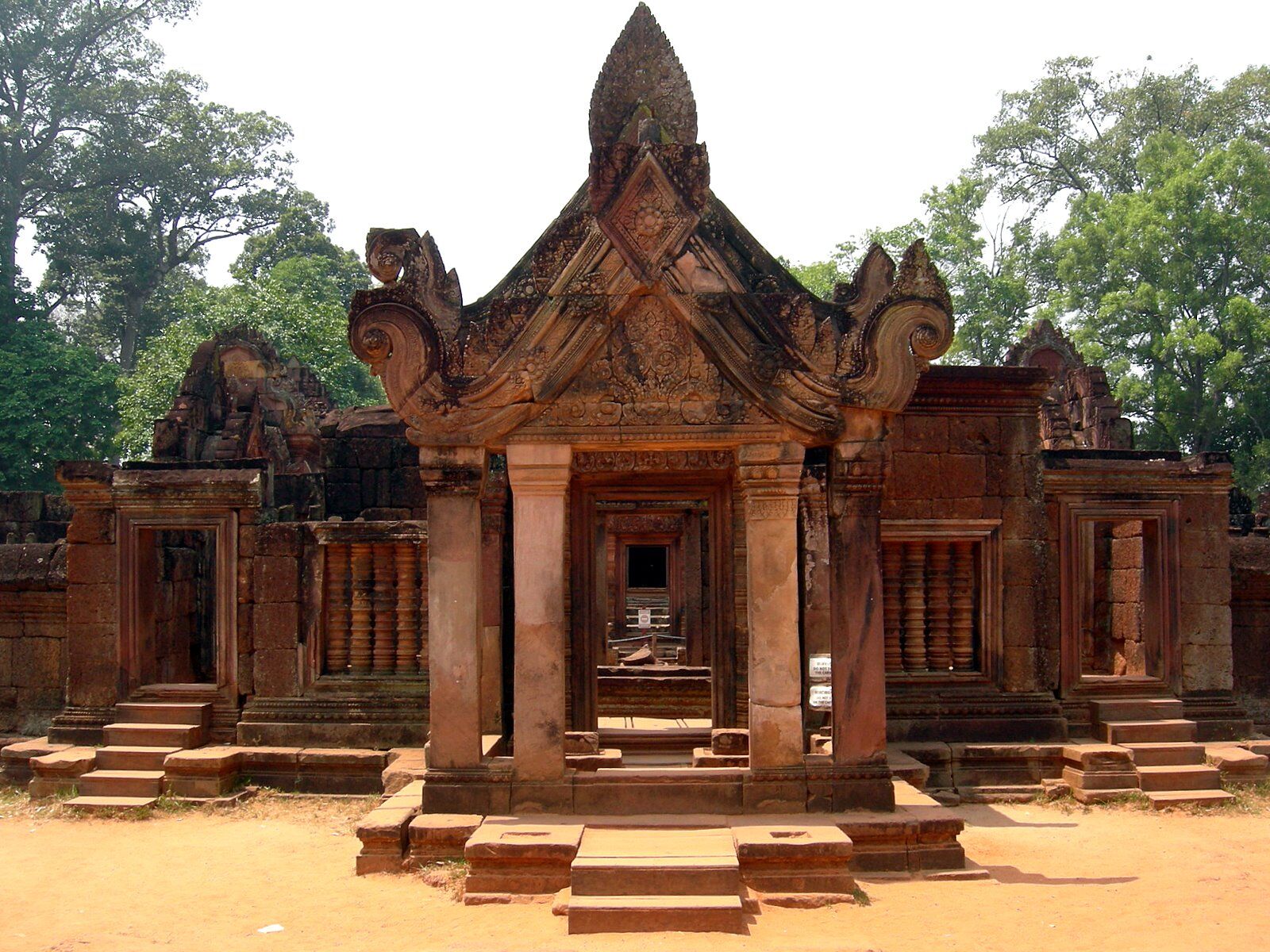 Immerse in Banteay Srei’s historical legacy